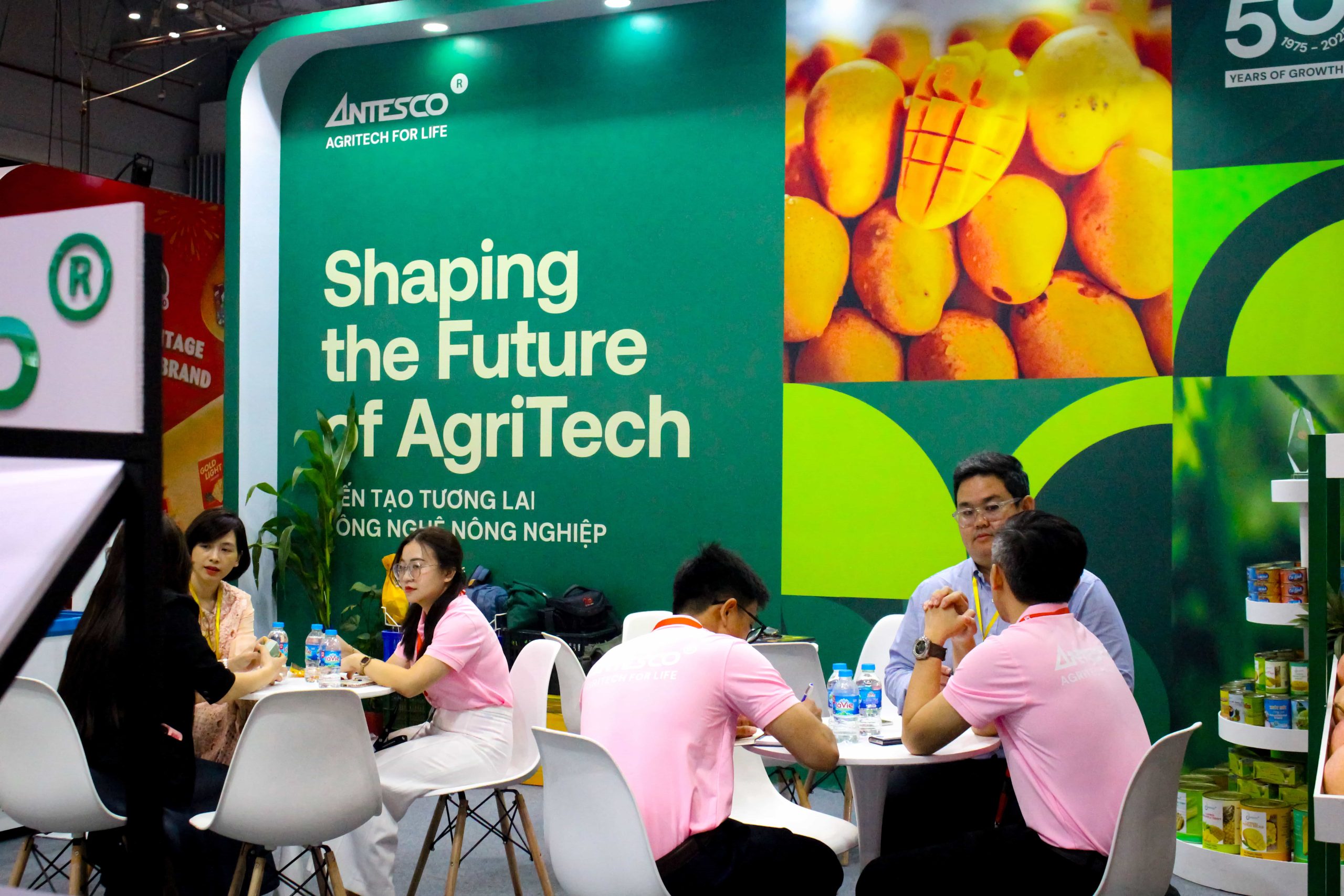 Đội ngũ Antesco nhiệt tình gặp gỡ và trao đổi cùng các khách hàng nội địa, quốc tế