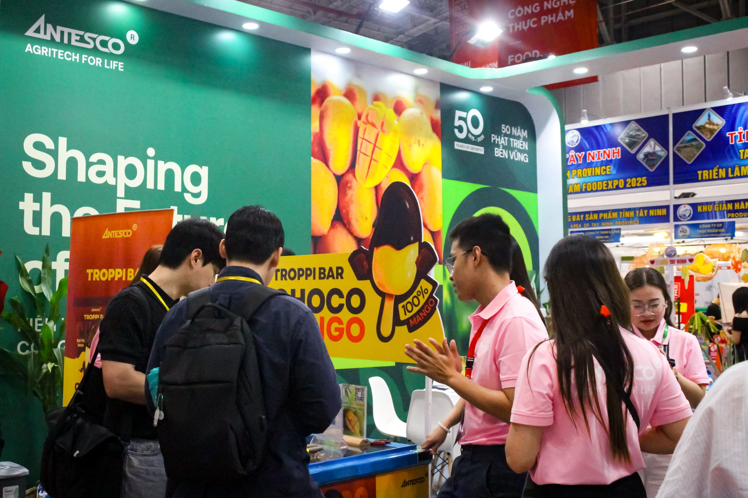 Khu vực quầy bán trải nghiệm sản phẩm tráng miệng lành mạnh mới - Xoài Phủ Socola (Choco Mango - Troppi Bar) của Antesco